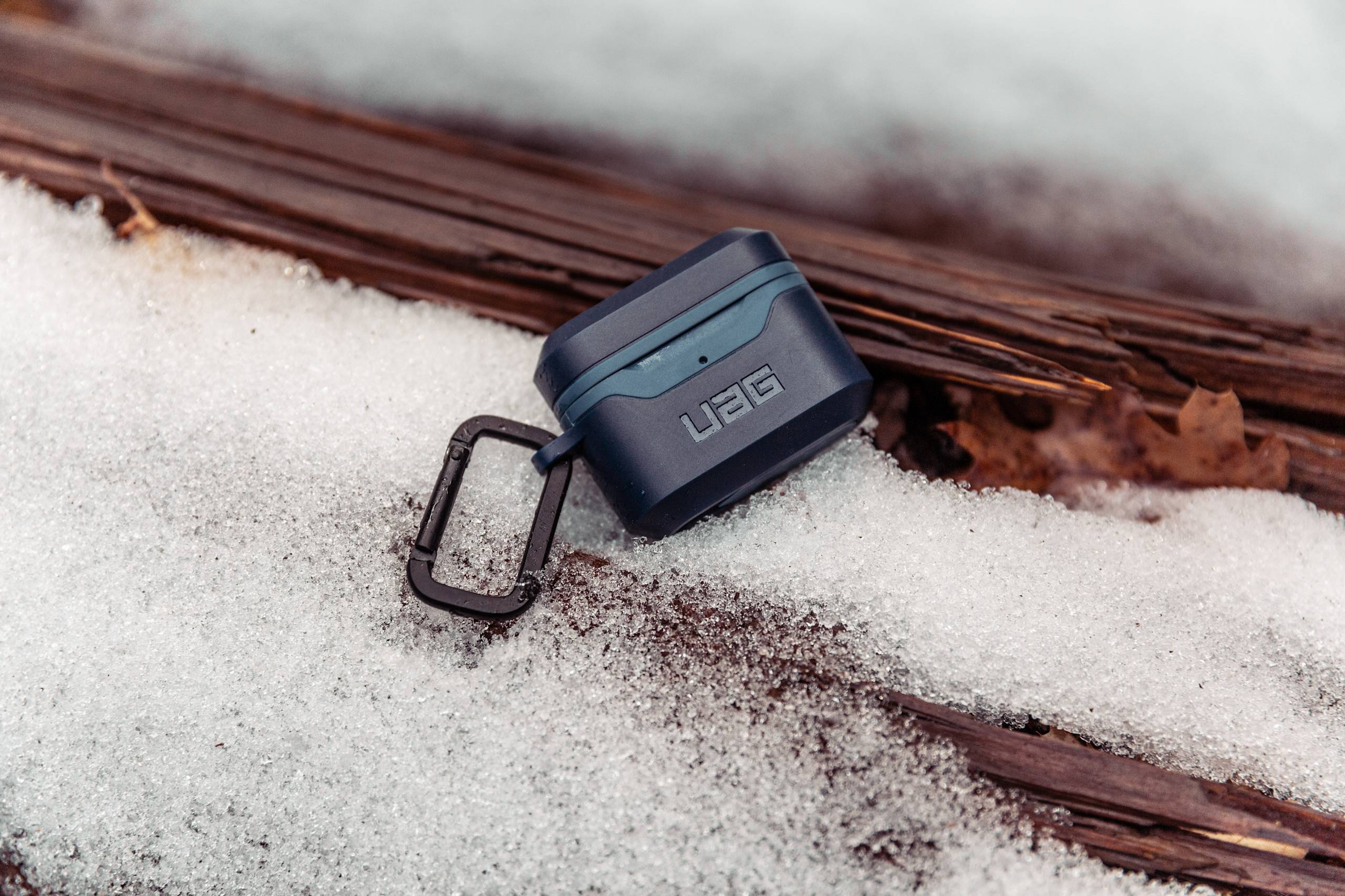 UAG Standard Issue AirPods 1/2 Gen Hardcase mit Karabiner