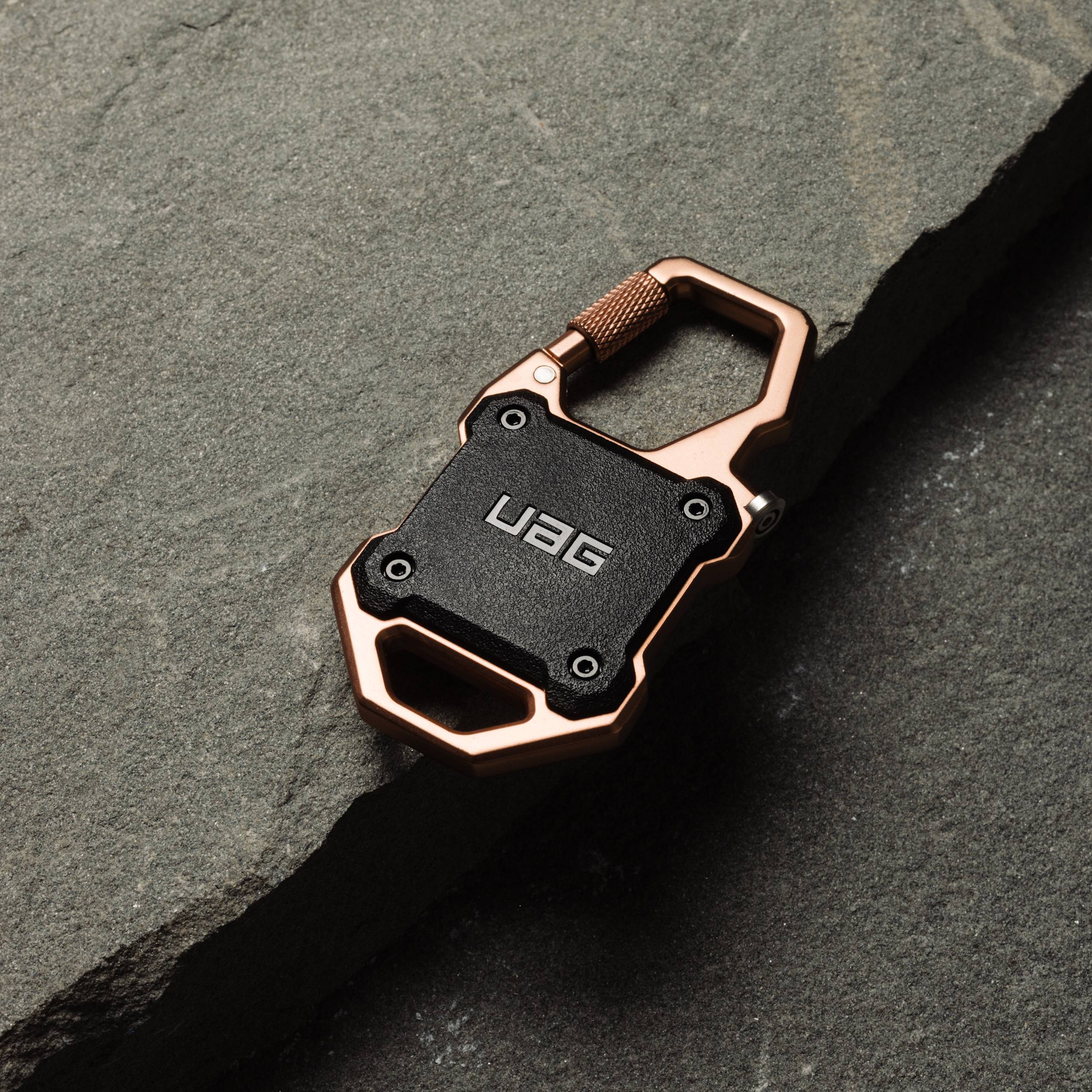 UAG Monarch AirTag Hülle schwarz mit Karabiner robust