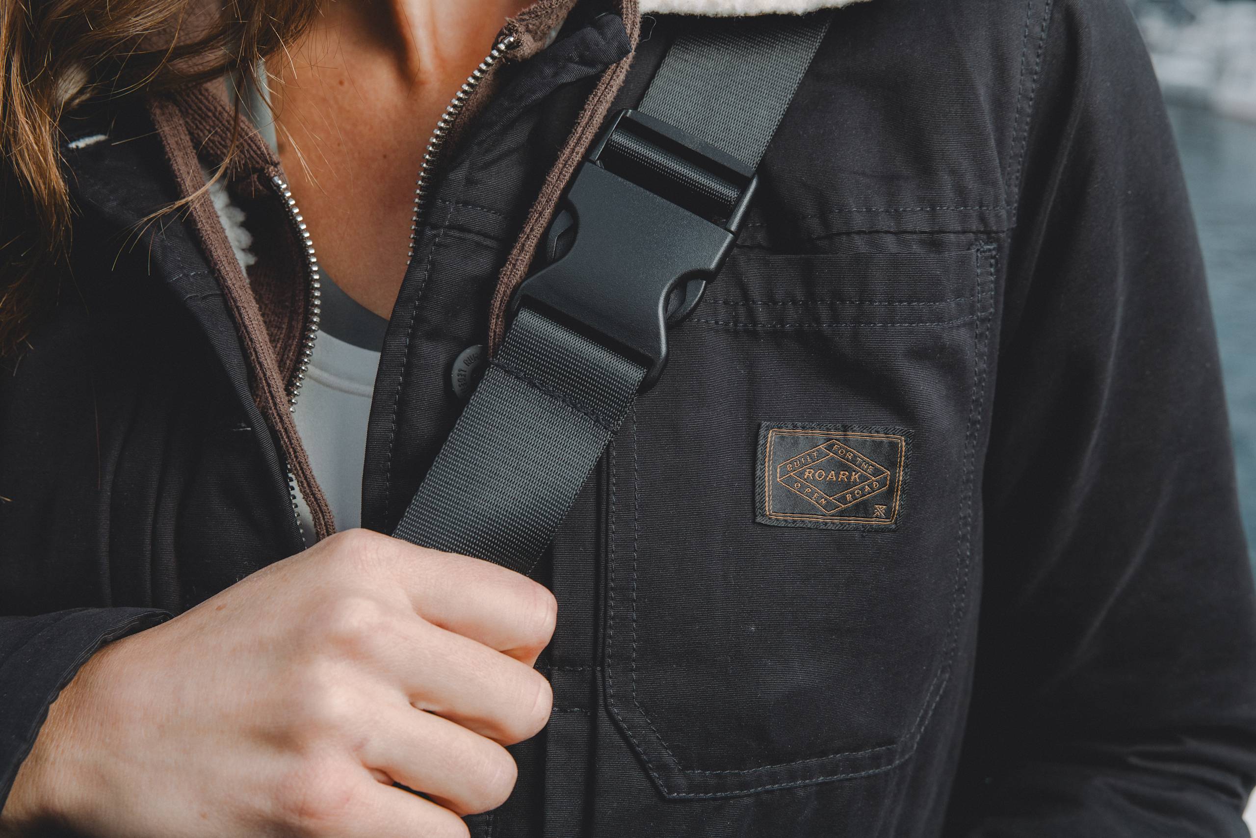 UAG Standard Issue 1L Sling Crossbody Bag schwarz