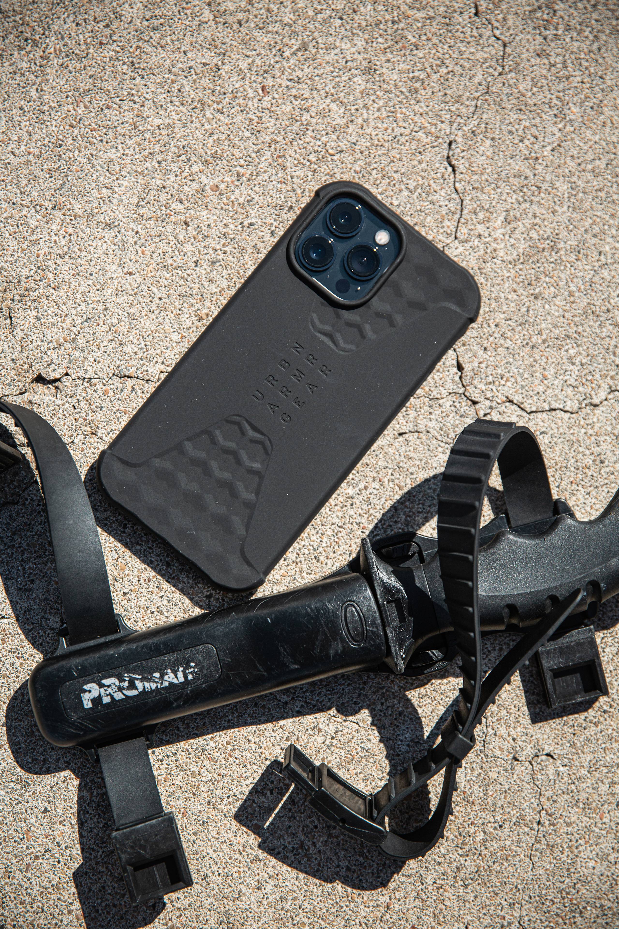 UAG Standard Issue Silikon Hülle iPhone 13 Pro Max schwarz
