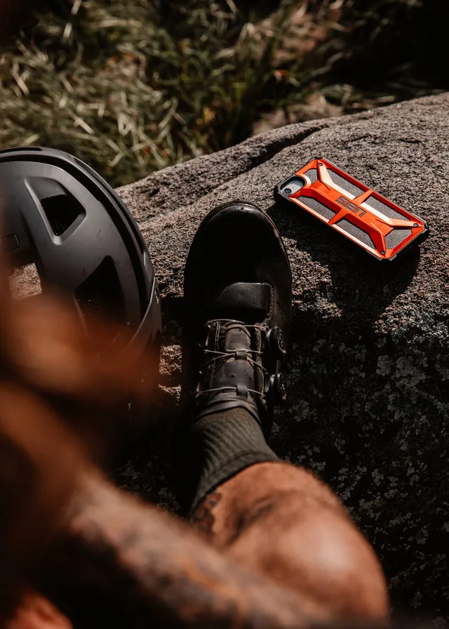 UAG Monarch iPhone SE 2022 Hülle robust Leder