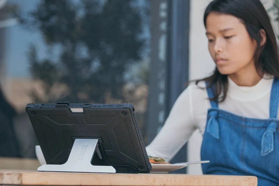 UAG Metropolis SE Surface Pro Hülle mit Ständer Stifthalter