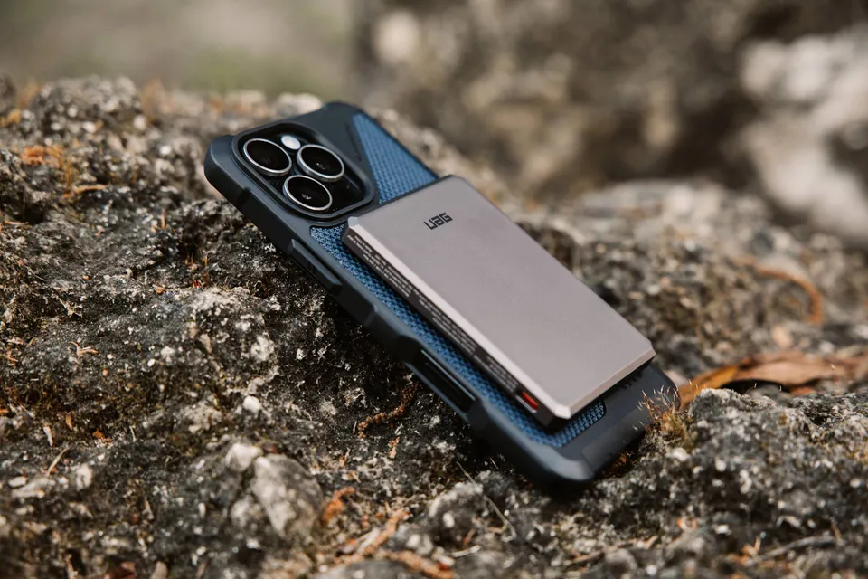 UAG SRGE Slim 5K Powerbank MagSafe 5000mAh Metall