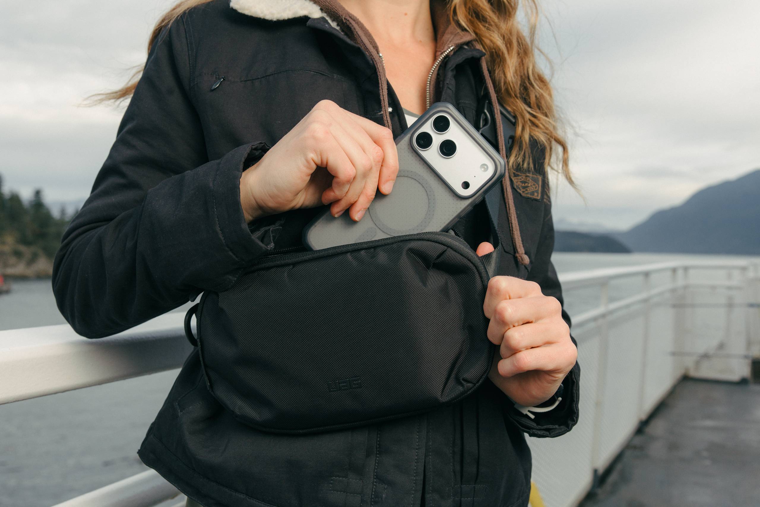 UAG Standard Issue 1L Sling Crossbody Bag schwarz