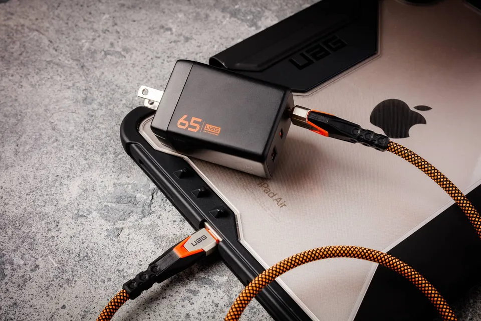 UAG SRGE 65W Ladegerät 3-Port GaN USB-C Schwarz
