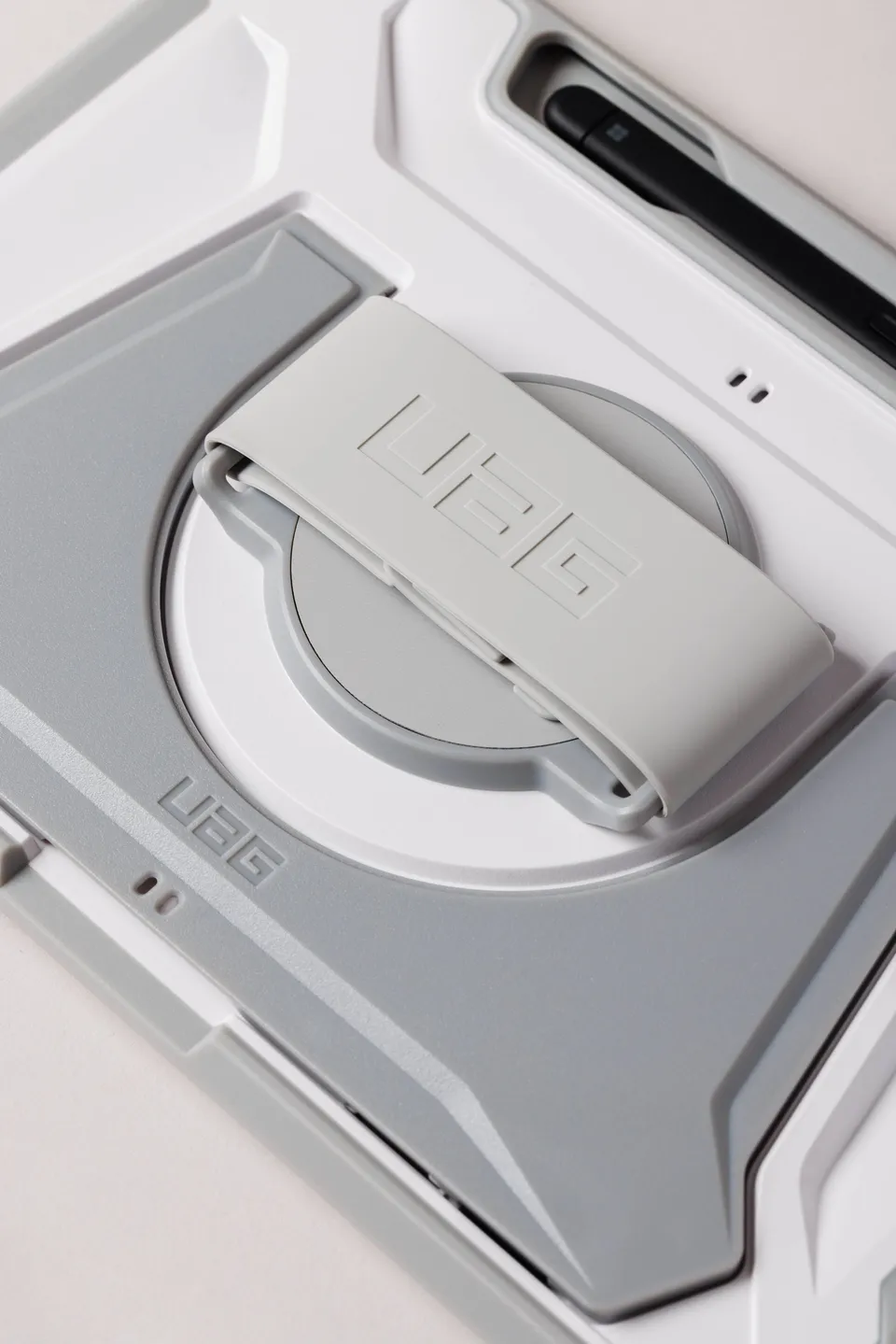 UAG Plasma Surface Pro 12" Healthcare Hülle mit Handschlaufe