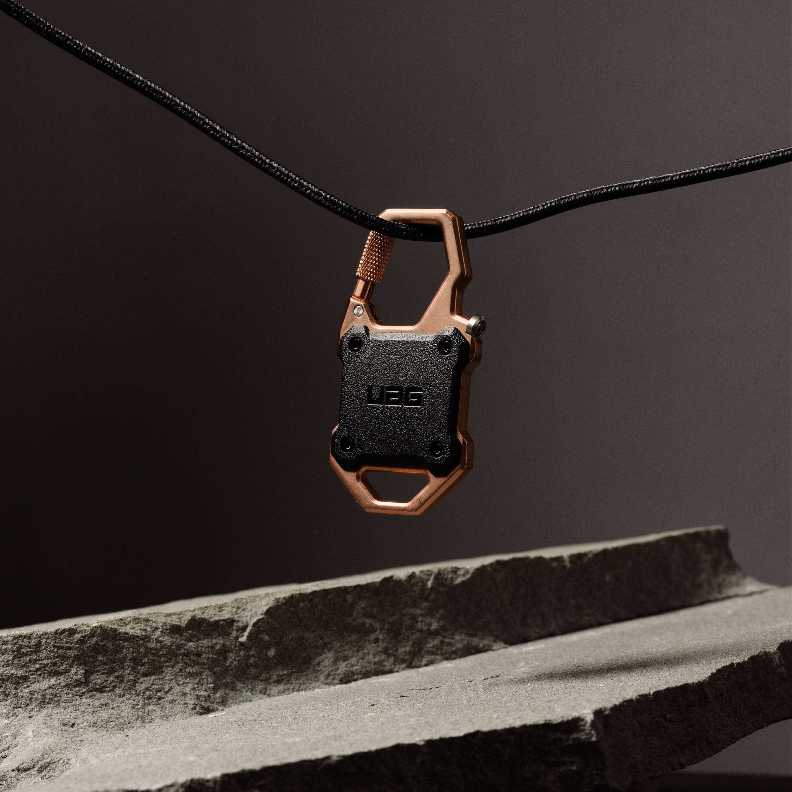 UAG Monarch AirTag Hülle schwarz mit Karabiner robust