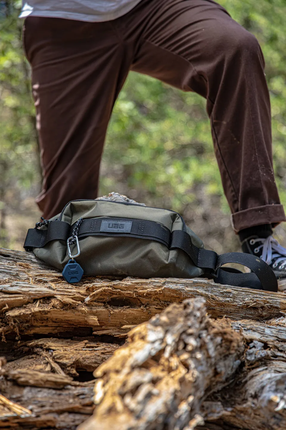 UAG Scout AirTag Anhänger Silikonhülle mit Karabiner schwarz