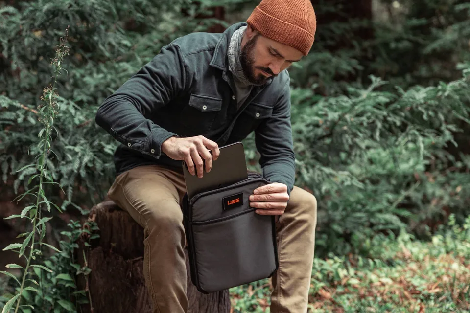 UAG Mouve Shock Sleeve Lite iPad 11 Zoll Tasche schwarz