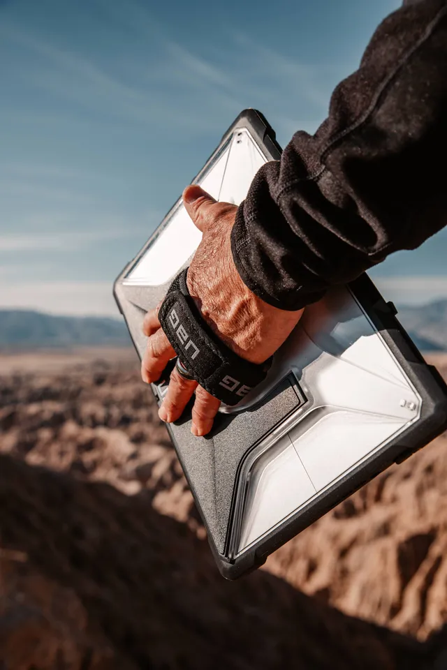 UAG Plasma Surface Pro 13" 12/11 Hülle mit Handschlaufe