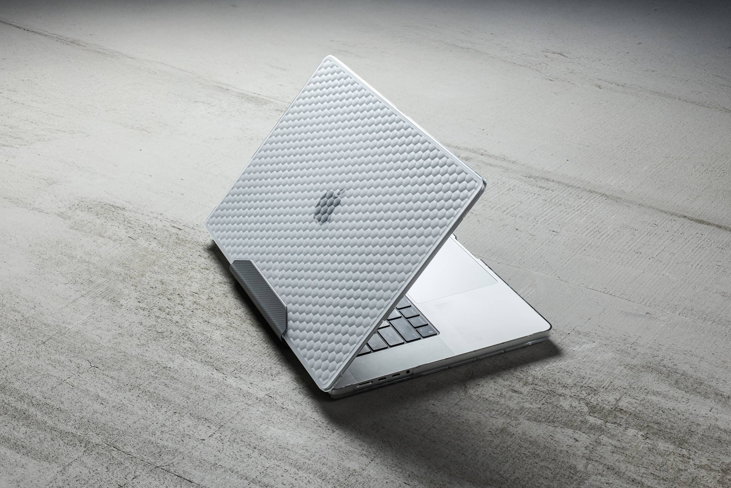 UAG Essential Armor MacBook Air 13" Hülle Clear M2-M5