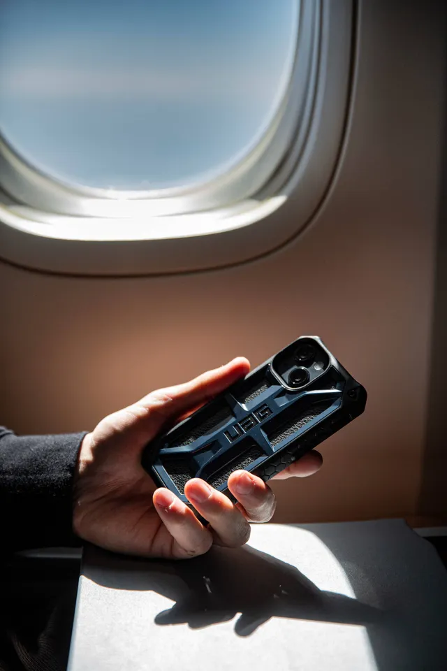 UAG Monarch iPhone 13 Pro Handyhülle Leder stoßfest schwarz