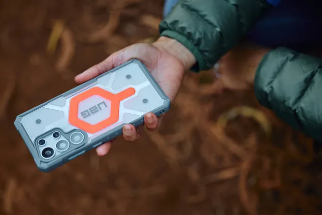 UAG Pathfinder Clear Galaxy S25 Ultra Hülle Active Lava Lanyard