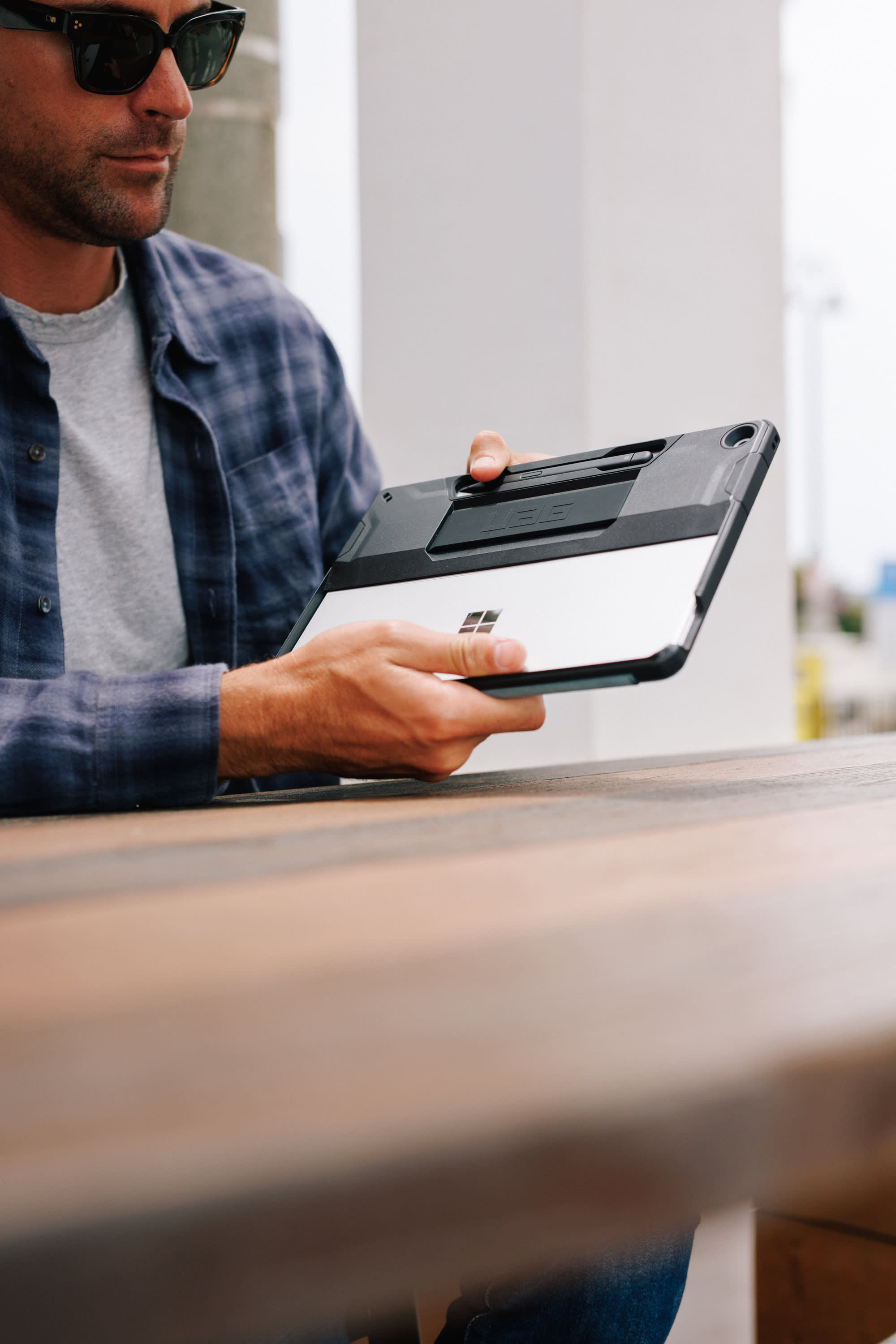 UAG Scout Surface Pro 12 Hülle Handschlaufe Stiftfach