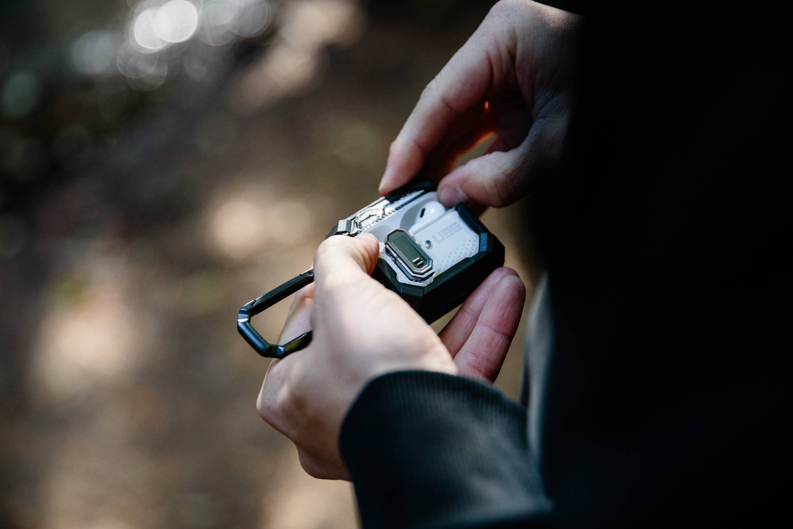 UAG Plasma AirPods 4 2024 Hülle Karabiner