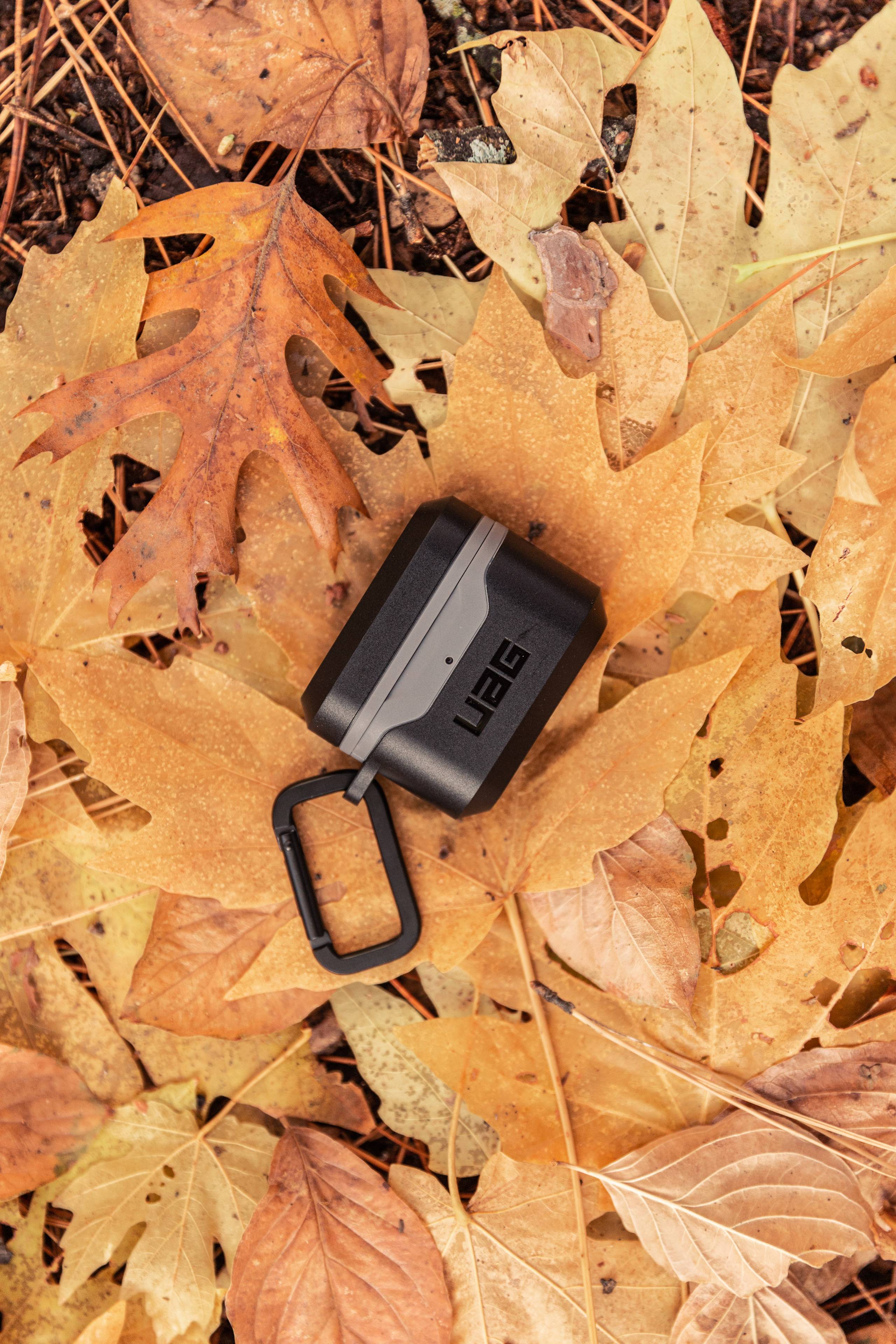 UAG Standard Issue AirPods 1/2 Gen Hardcase mit Karabiner