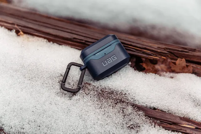 UAG Standard Issue AirPods 1/2 Gen Hardcase mit Karabiner