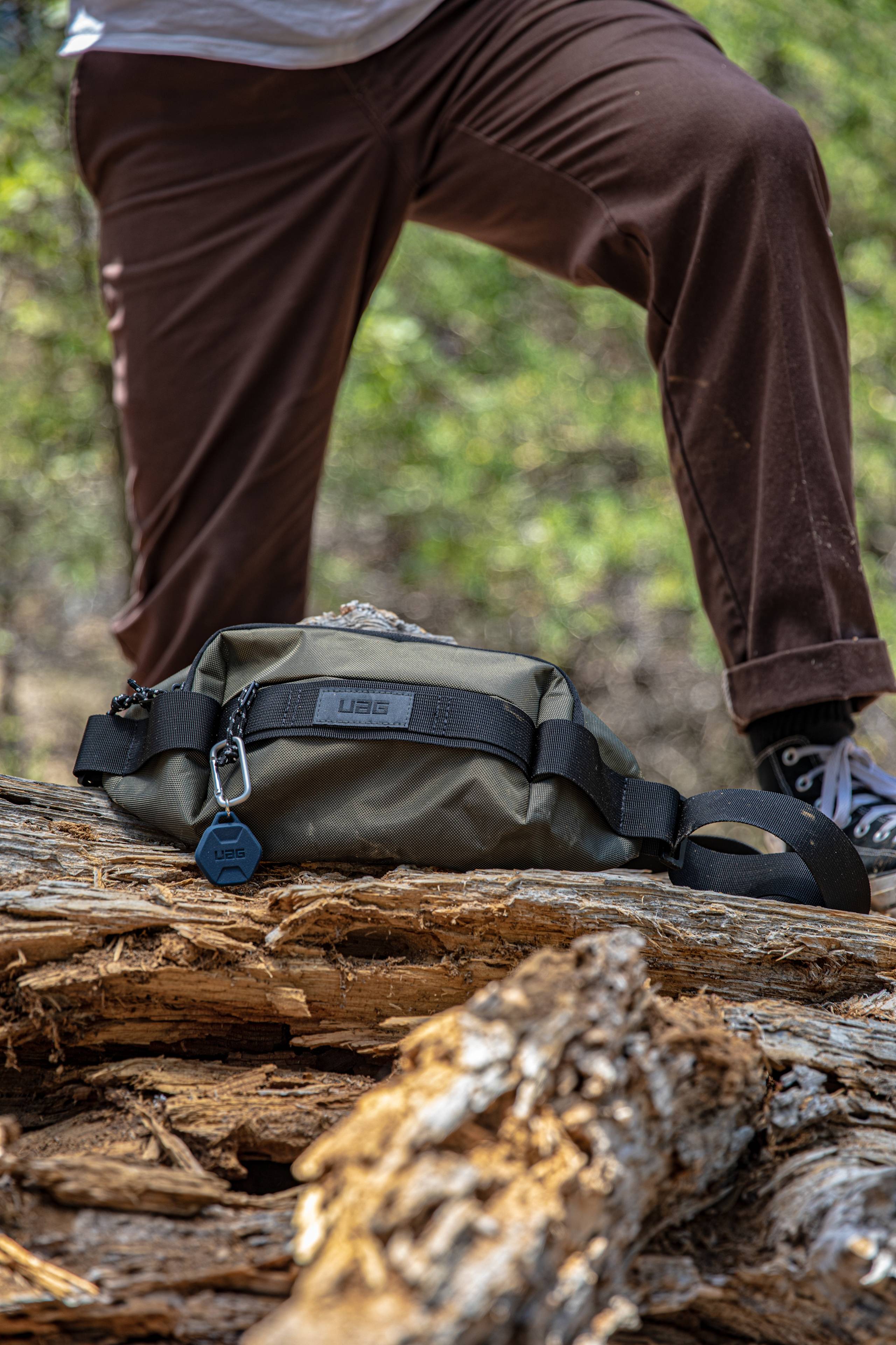 UAG Scout AirTag Anhänger Silikonhülle mit Karabiner schwarz