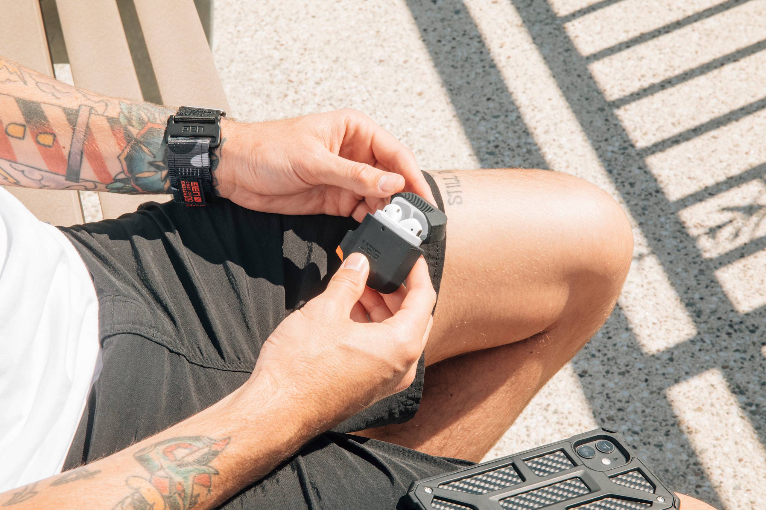 UAG Scout AirPods 1/2 Silikon Schutzhülle mit Karabiner
