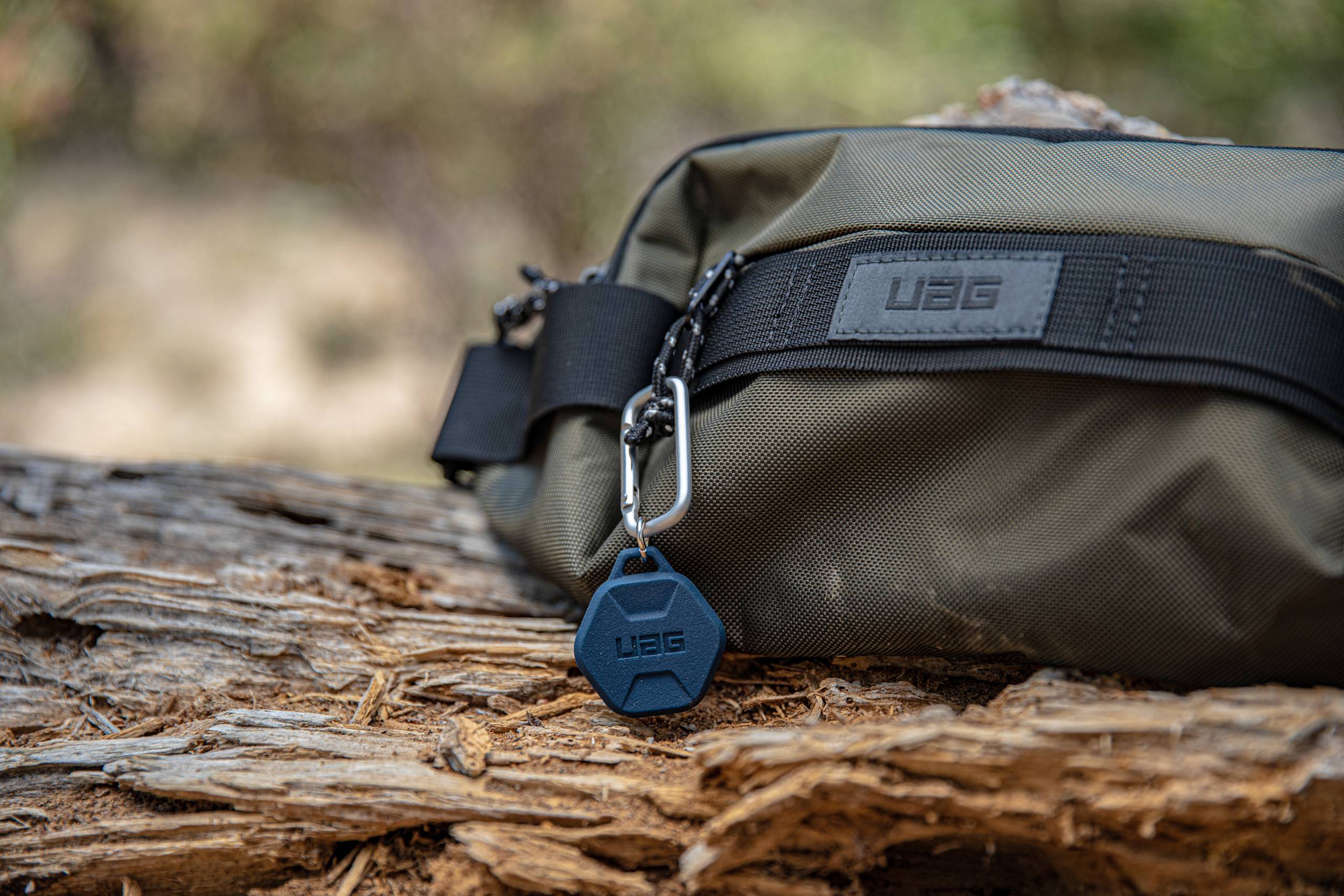 UAG Scout AirTag Anhänger Silikonhülle mit Karabiner schwarz