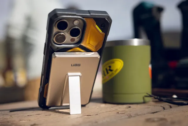 UAG SRGE Slim 5K Powerbank 5000mAh MagSafe Stand