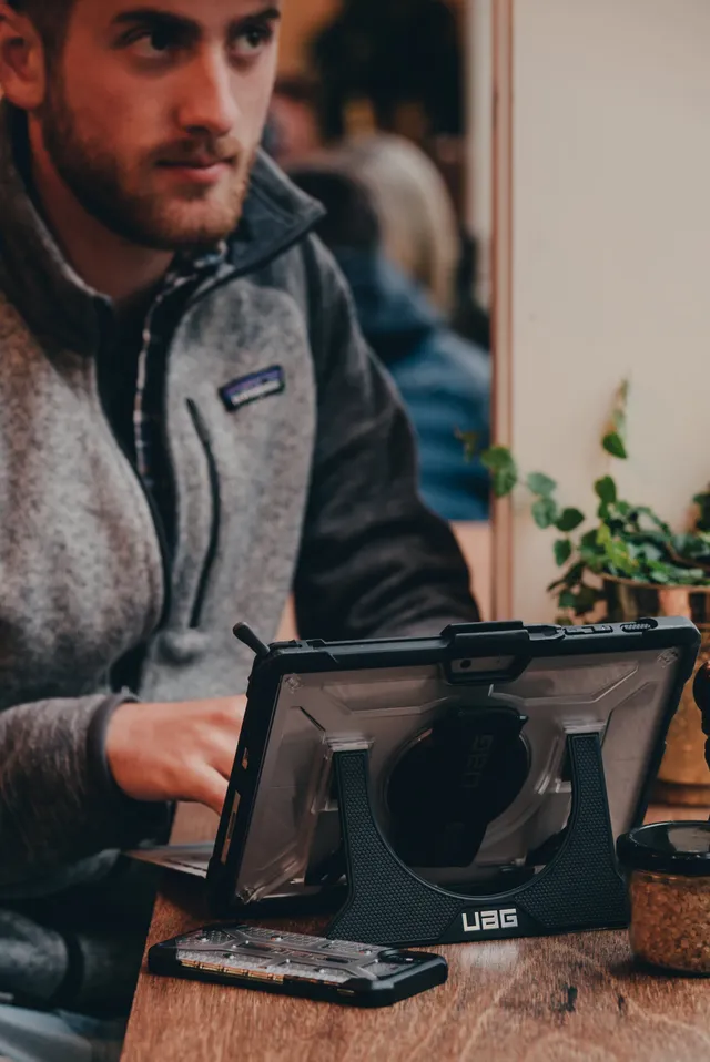 UAG Plasma Surface Go Case Schutzhülle Hand-Schultergurt