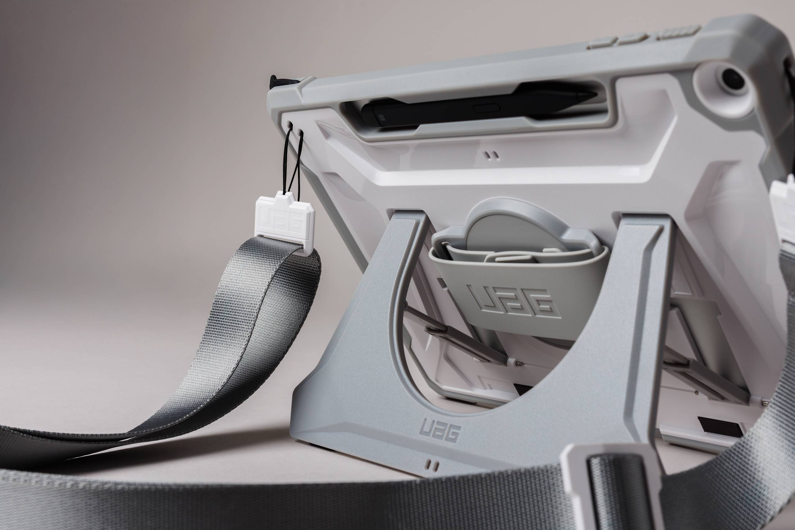 UAG Plasma Surface Pro 12" Healthcare Hülle mit Handschlaufe