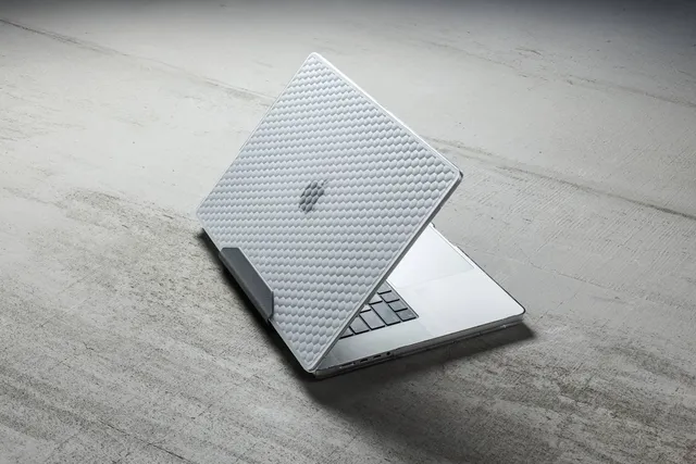 UAG Essential Armor MacBook Pro 16 Hülle transparent