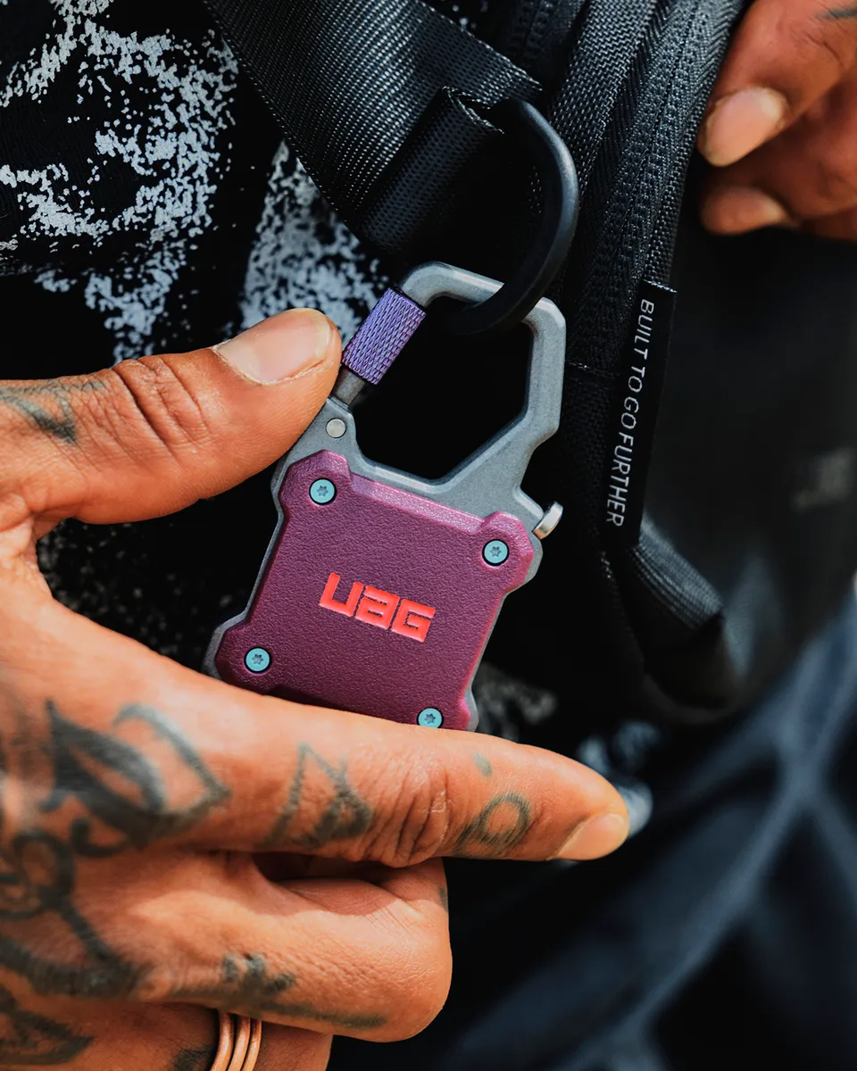 UAG Monarch AirTag Hülle schwarz mit Karabiner robust