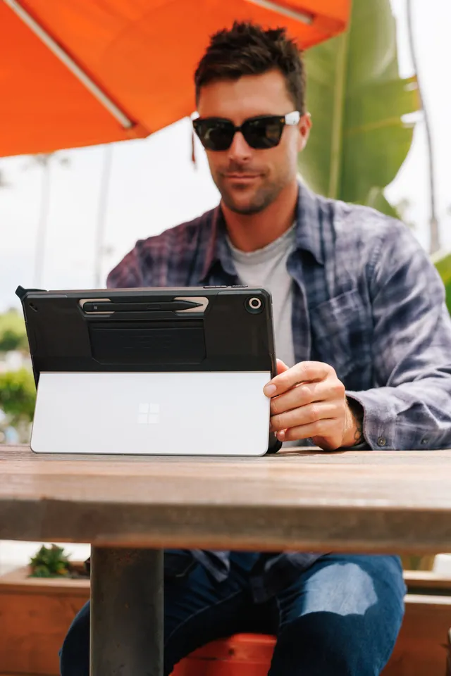 UAG Scout Surface Pro 12 Hülle Handschlaufe Stiftfach