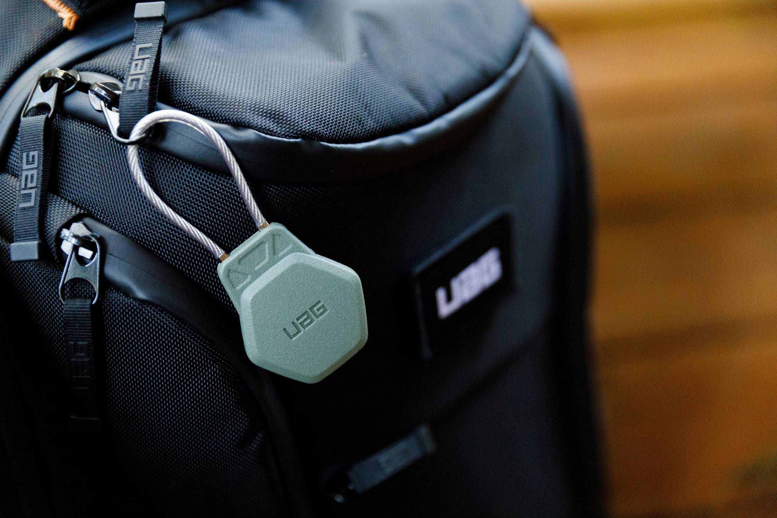 UAG Civilian AirTag Hülle olive mit Anhänger